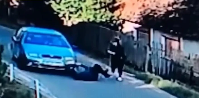 Un bărbat și-a încenat un accident FOTO: Captură video