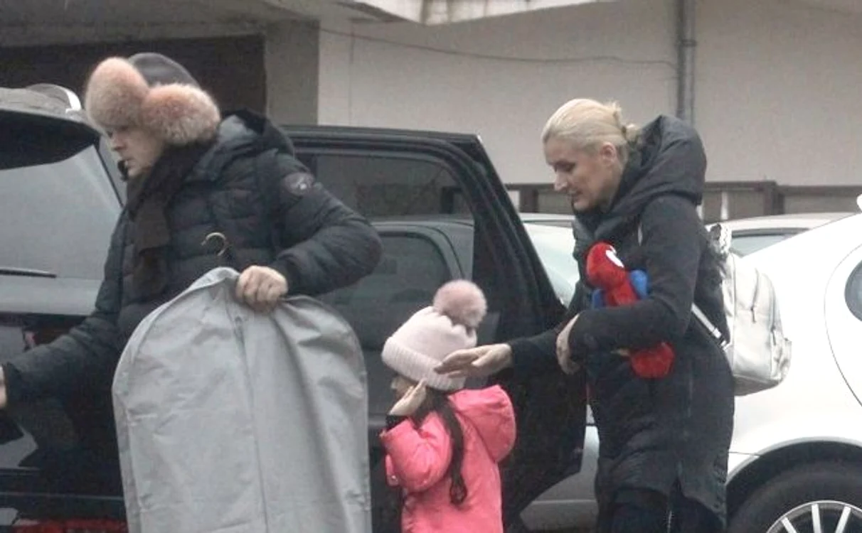 Marcel Pavel, surprins în oraș alături de soție și de fetița lor Foto: Blitz