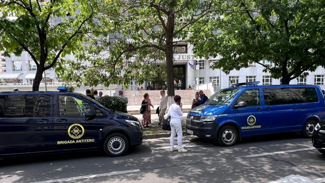 Un bărbat a sunat la 112 și a anunțat că în clădire s-au putea afla o bombă / foto: Obs.Prahovean
