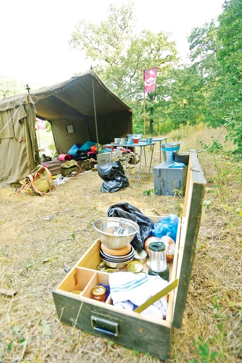 Lângă cortul militar, vedetelor  li s-a amplasat,  sub cerul liber,  o bucătărie. Au  la dispoziție  oale pentru a-și  pregăti masa
