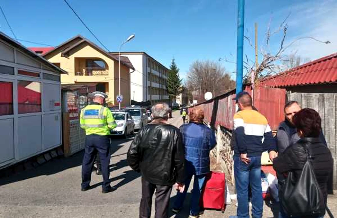 Tinerii au fost duşi în carantină FOTO: Denis Grigorescu
