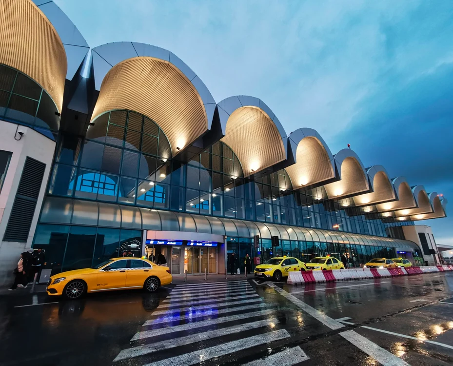 Taximetriști la Otopeni FOTO: Facebook/Bucharest Airports