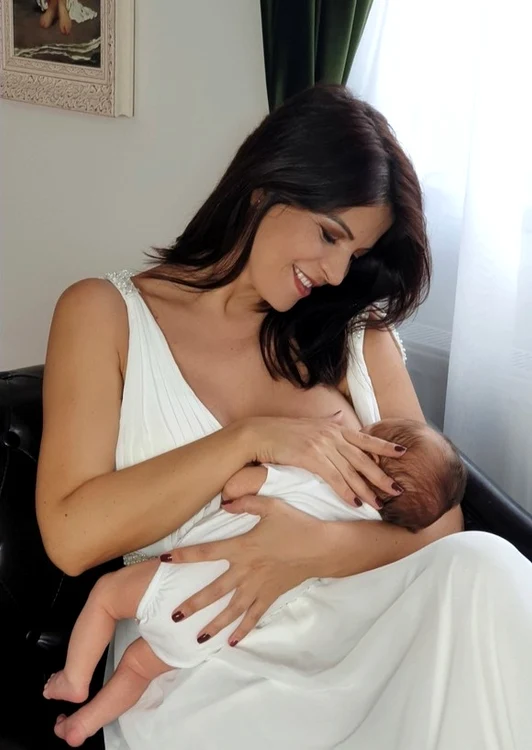 Geanina Lungu a postat o fotografie în care apare în timp ce-și alăptează bebelușul