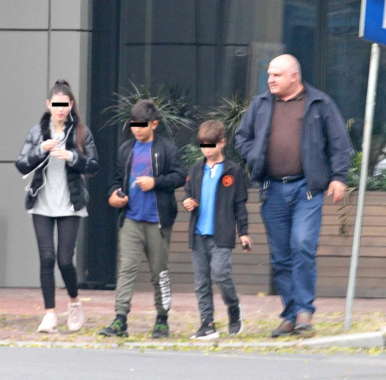 Şoferul familiei are grijă de băieţi ca de două bibelouri
