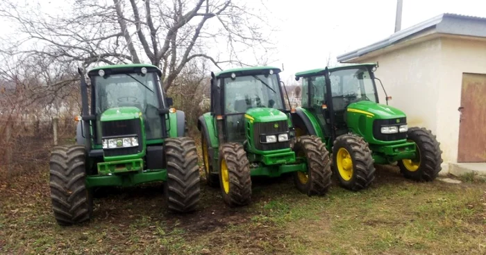 Tractoarele confiscate sunt tinute in curtea Politiei de Frontiera Stanca (Foto: Adevarul)