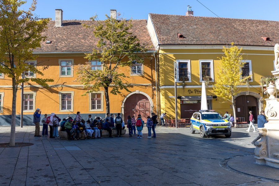 Amenințare cu bombă la un liceu din Cluj-Napoca. Elevi și profesori evacuați de urgență 