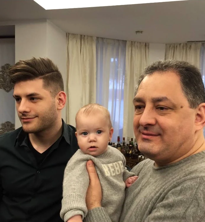 Marian Vanghelie, alături de cei doi copii ai săi, Maria și Alexandru