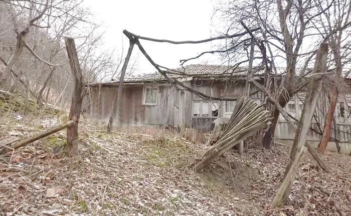 Peisaj trist: casele abandonate din cătunul Budeşti