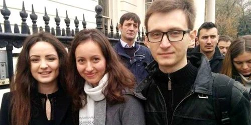 Alina Peltea cu Ruxandra Maria Neicu şi Valentin Jalbă votează la Londra Sursă foto Valentin Jalbă