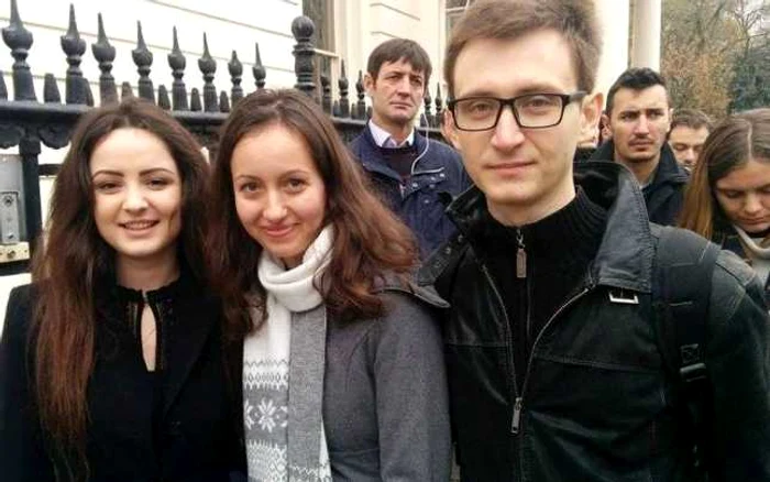 Alina Peltea cu Ruxandra Maria Neicu şi Valentin Jalbă votează la Londra Sursă foto Valentin Jalbă