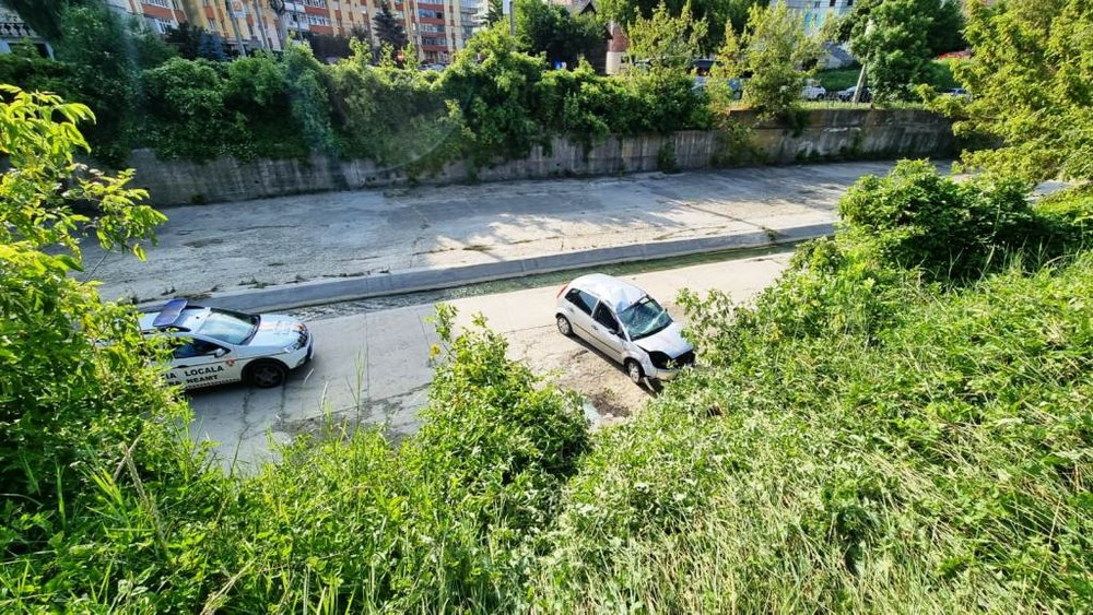 Păţania unei şoferiţe care a încurcat frâna cu acceleraţia. A „zburat“ într-un pârâu din Piatra Neamţ