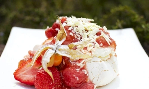 pavlova cu rubarba si capsuni jpeg
