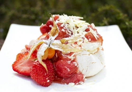 pavlova cu rubarba si capsuni jpeg