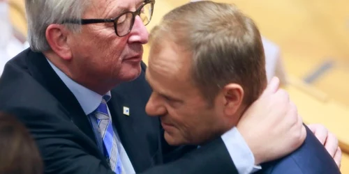 Imaginea Zilei / Preşedintele Comisiei Europene Jean Claude Juncker (S) îl îmbrăţişează pe preşedintele Consiliului European Donald Tusk în cea de-a doua zi a Summitului European care are ca scop discutarea acordului Brexit a bugetului pe termen lung