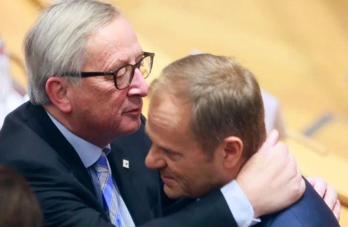 Jean Claude Juncker (stânga) îmbrăţişându-l pe Donald Tusk, preşedintele Consiliului European FOTO AFP/ Pool/ Stephanie Lecocq