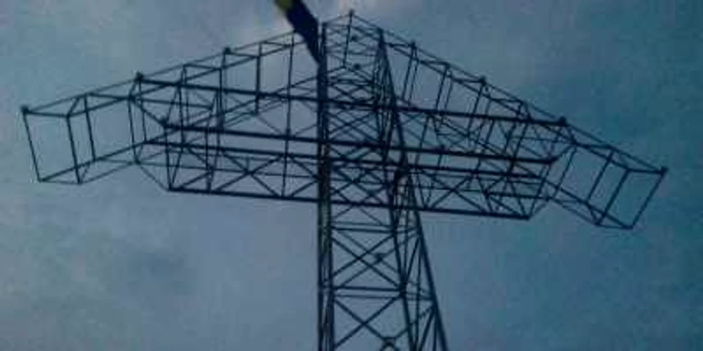 Crucea de 21 de metri a fost inaugurată la Gura Ocniţei cu focuri de artificii