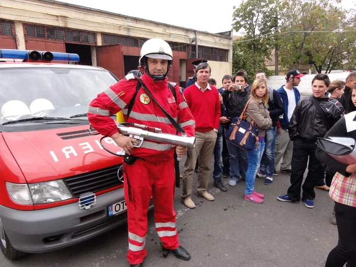 Dumitru Voica şi unul dintre mijjloacele de intervenţie pe care le mânuieşte des la autoturismele în flăcări