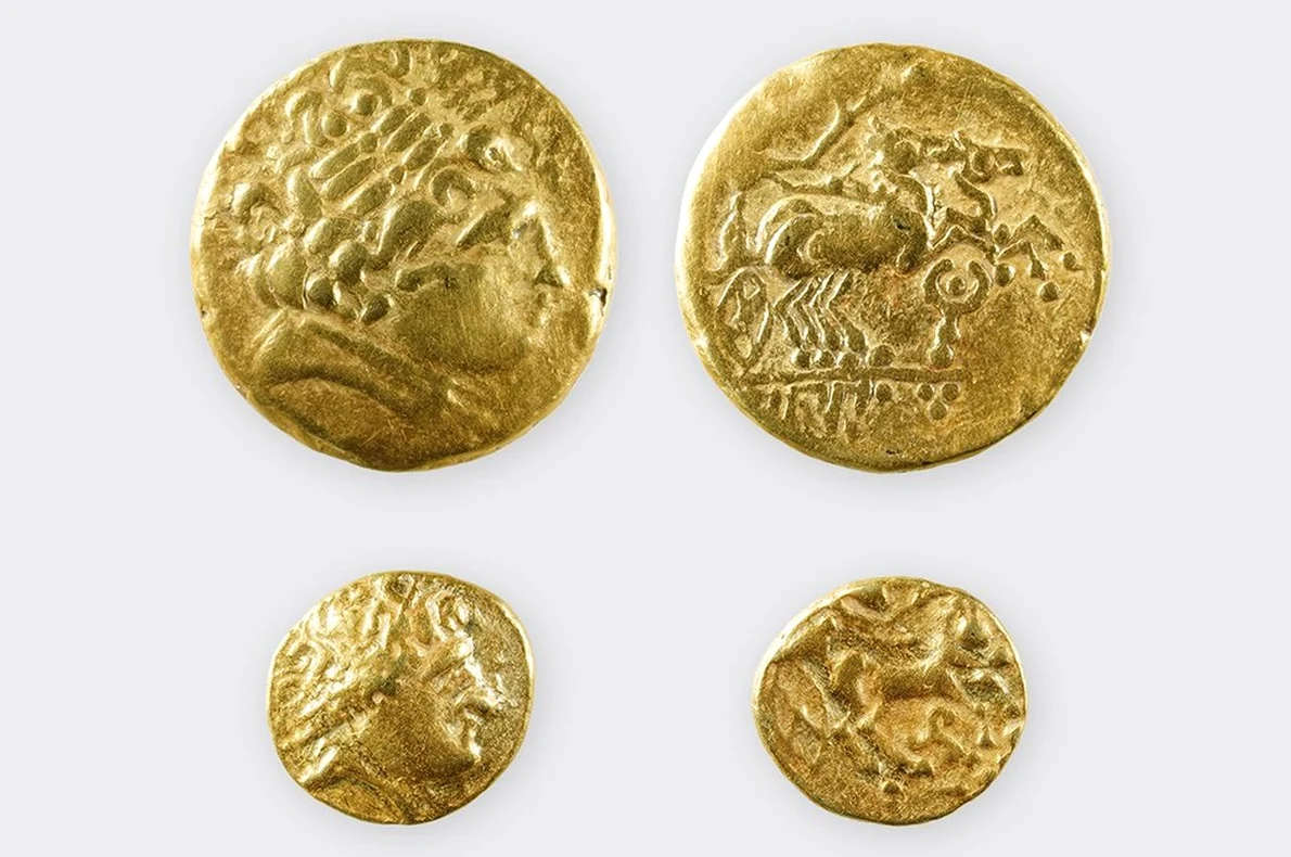 Două monede rare de aur celtice, descoperite într-o mlaștină din Elveția (© Nicole Gebhard / Archäologie Baselland)