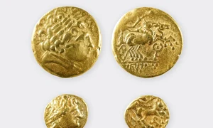 Două monede rare de aur celtice, descoperite într-o mlaștină din Elveția (© Nicole Gebhard / Archäologie Baselland)