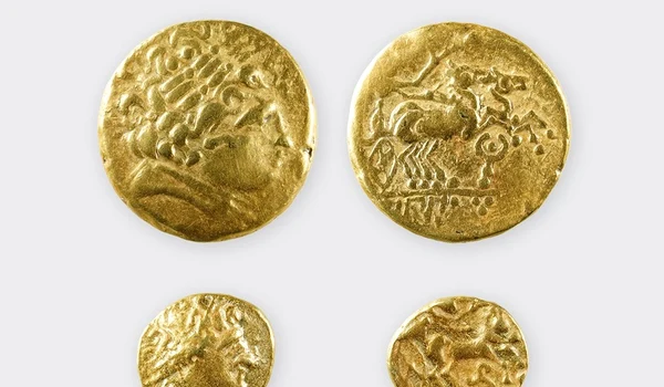 Două monede rare de aur celtice, descoperite într-o mlaștină din Elveția (© Nicole Gebhard / Archäologie Baselland)