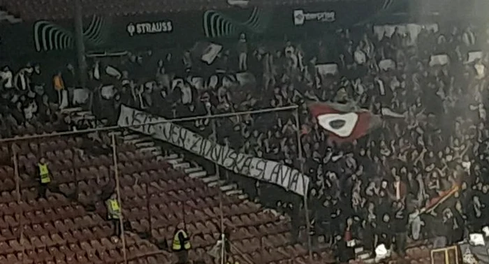 Banner-ul ceferiștilor a inflamat spiritele pe arena din Cluj. Captură TV