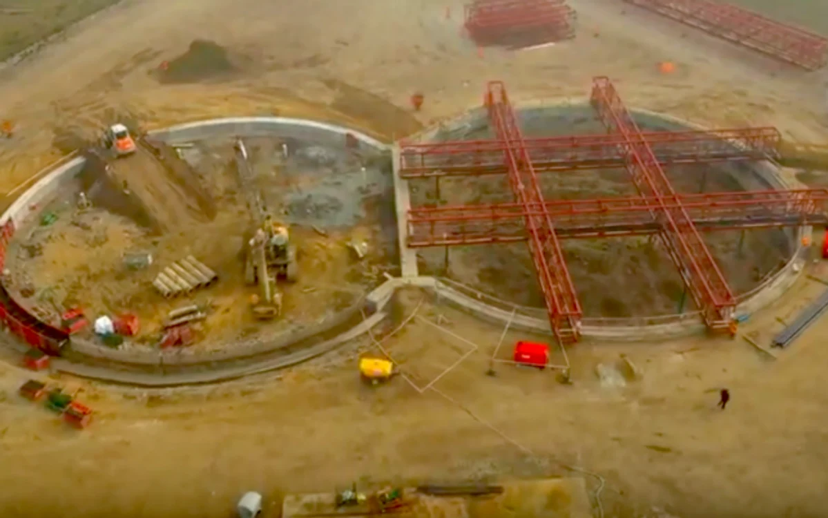 
    O nouă filmare la podul peste Dunăre arată stadiul în care se găseşte construcţia, la un an de la debutul şantieruluiFOTO: Lopold Balaes  