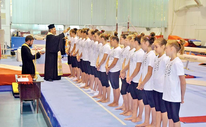 
    Predarea aparaturii  a fost însoţită de o  slujbă de sfinţire a sălii  