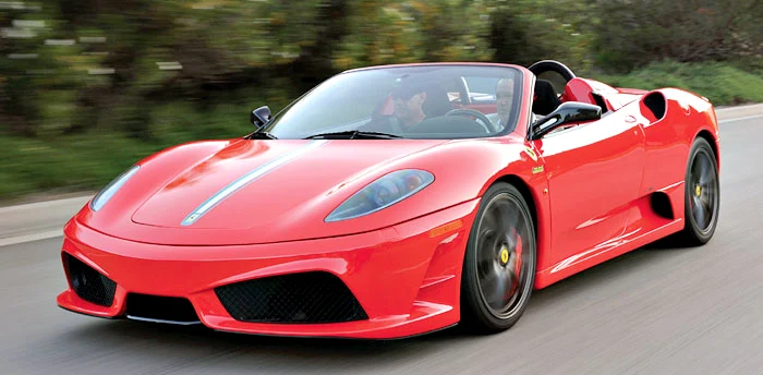 S-a plimbat o săptămână cu un Ferrari