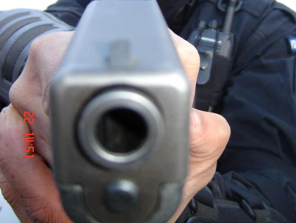 Pistolul şi muniţia au fost confiscate de poliţişti