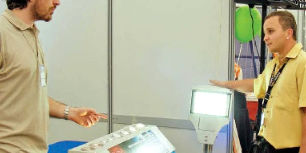 Străzi iluminate cu leduri şi cu panouri solare