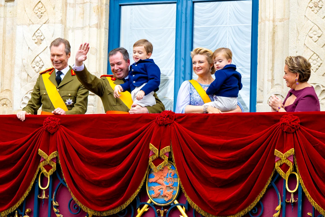 Marele Duce Guillaume, noul Mare Duce de Luxemburg, împreună cu soția sa, Marea Ducesă Stephanie și cei doi fii ai lor, Prințul Charles și Prințul François, Profimedia (4) jpg