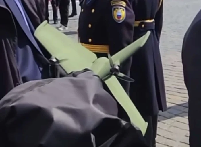 Dronă de interceptare cărată de un membru al serviciului de pază al liderului de la Kremlin/FOTO:X
