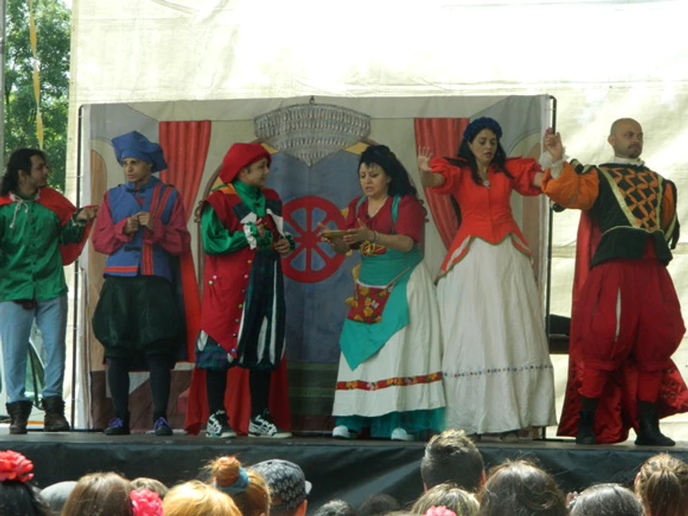 
    Actorii de Amphitheatrrom îi vor distra pe copii  