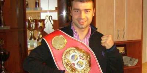 Lucian Bute în faţa vitrinei cu trofee de la Pechea