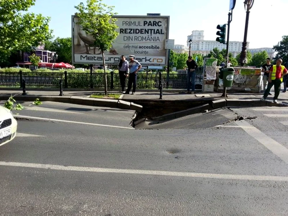 
    Şoseaua s-a crăpat pe un sens de mersfoto Adi Dobre  