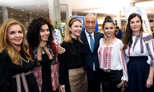 Ioana Bivolaru, alături de alți români care au promovat țara și portul tradițional, în cadrul evenimentului ”Bazarul Diplomatic” jpeg