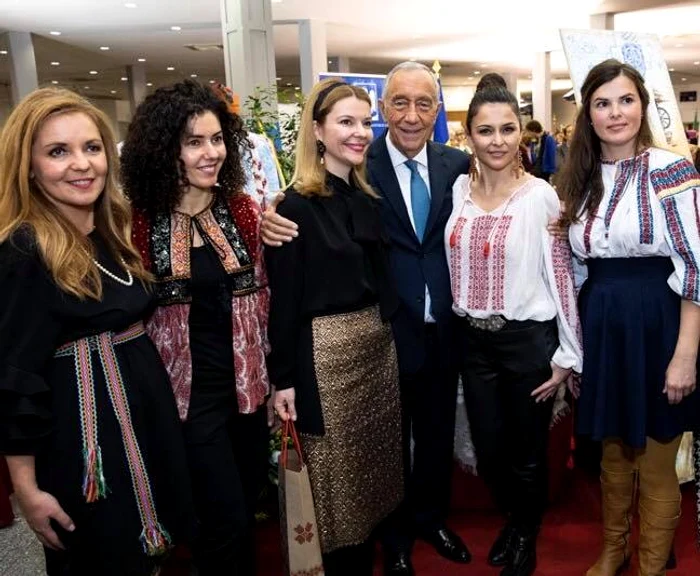 Ioana Bivolaru, alături de alți români care au promovat țara și portul tradițional, în cadrul evenimentului ”Bazarul Diplomatic”