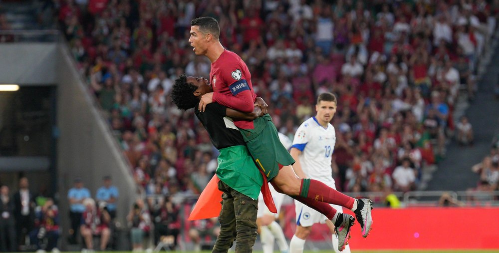 Cristiano Ronaldo, luat pe sus de un suporter. Moment bizar în preliminariile Euro 2024. Cum a reacționat portughezul