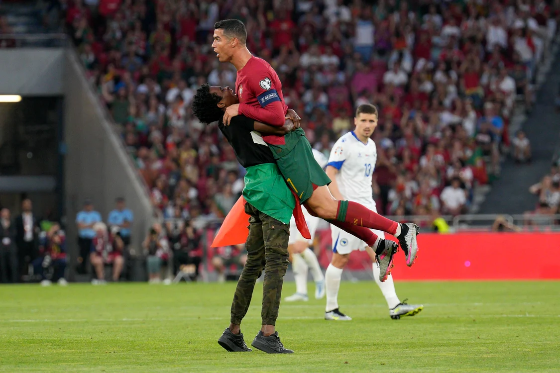 Cristiano Ronaldo, ridicat în brațe de suporterul portughez. Foto Profimedia