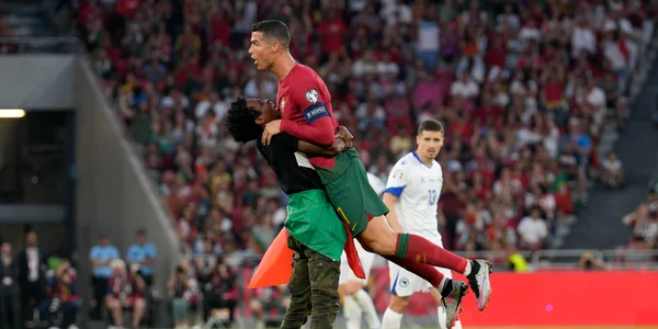 Cristiano Ronaldo luat in brate de un fan pe teren profimedia 0784006471 jpg