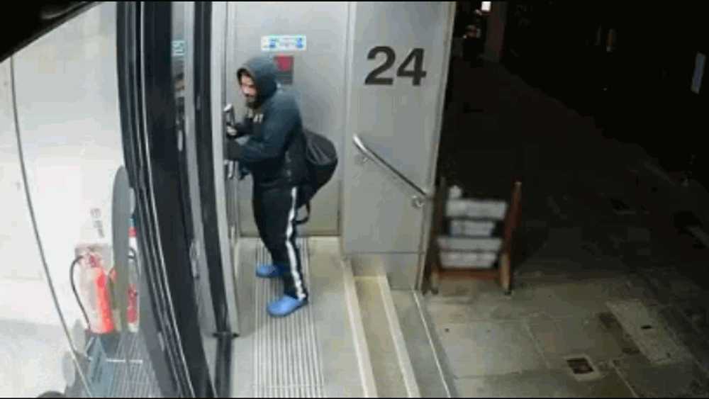 Jaf caraghios la Londra. Un hoț a rămas cu mânerul ușii în mână. Nu s-a lăsat și a intrat prin efracție în altă clădire