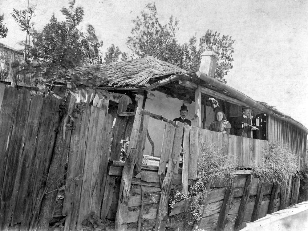 Octav Minar, Tinca Vartic (soția-lui-Ion-Creangă) și Eugeniu Revent în cerdacul-Bojdeucii, 1912 ©MNL
