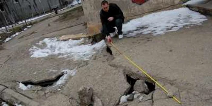 Solul s-a tasat din cauza zăpezii din această iarnă, dar şi a unei ţevi sparte