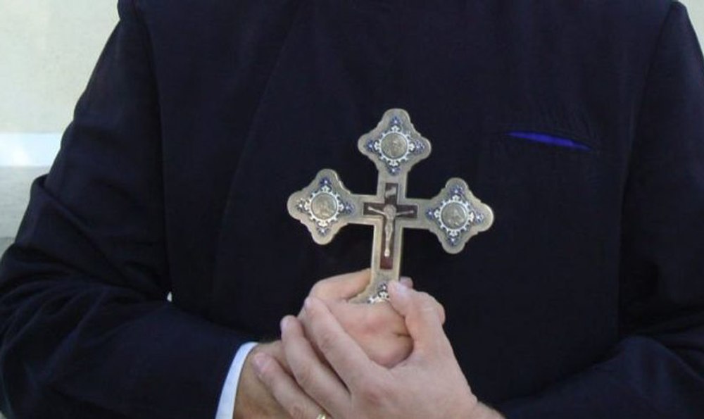 Ce pedeapsă a primit preotul care a băut un litru de vin la praznic, apoi s-a urcat la volan. Judecător: „Este necesară pentru reeducarea inculpatului”