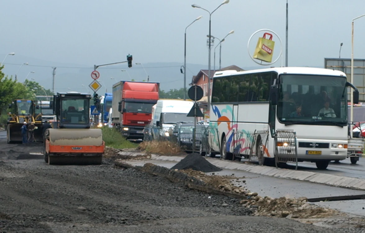 A început asflatarea tronsonului din zona Gării Deva. D.G.