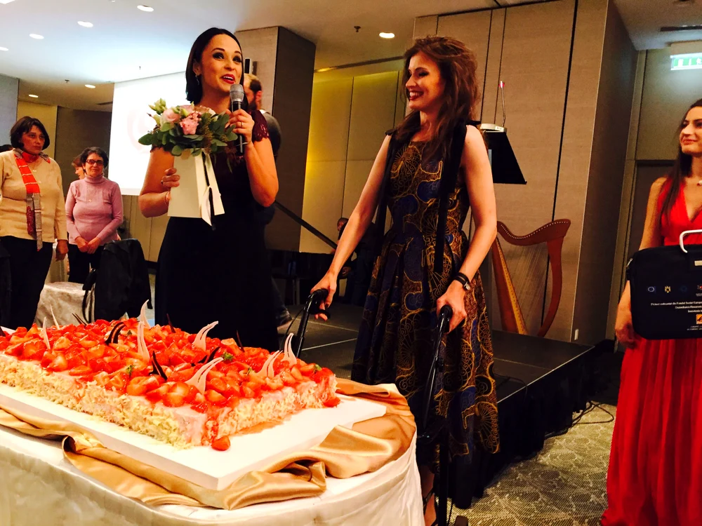 Andreea Marin (40 de ani) și-a sărbătorit una din invitate cu tort