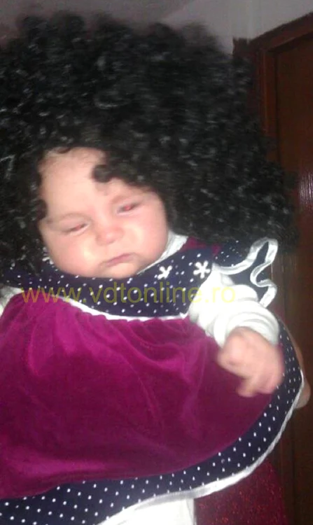 Ce frumoasă e micuţa din imagine! Arată ca o păpuşă