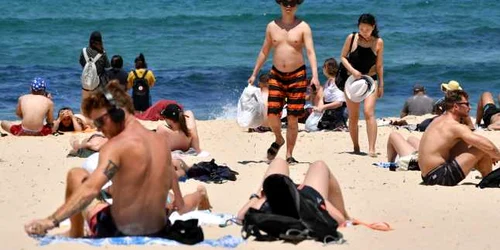 Turişti se relaxează pe plaja Bondi în Sydney New South Wales Australia FOTO EPA-EFE / Joel Carett