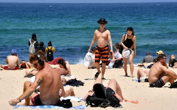 Turişti se relaxează pe plaja Bondi în Sydney New South Wales Australia FOTO EPA-EFE / Joel Carett