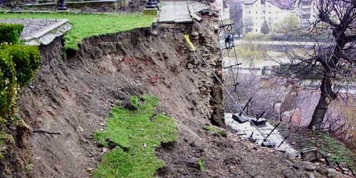 Prefectura şi Consiliul Judeţean vor bani pentru studiile împotriva alunecărilor de teren de la Sighişoara 